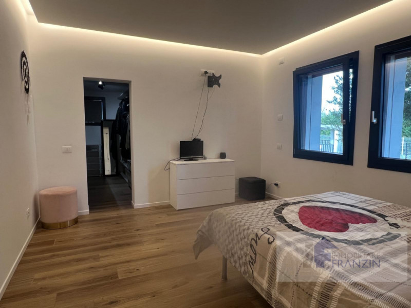 A Roncade, a pochi passi dal centro, vendiamo bellissima casa singola distribuita in un unico pia...