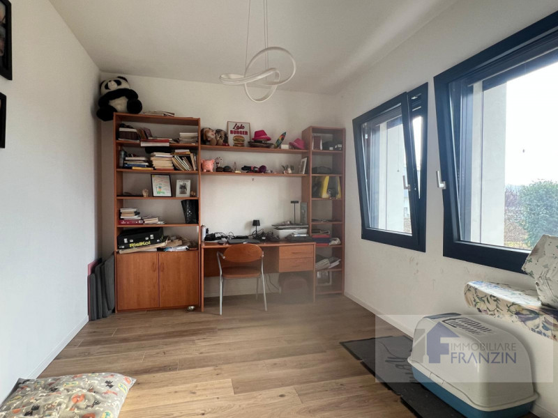 A Roncade, a pochi passi dal centro, vendiamo bellissima casa singola distribuita in un unico pia...