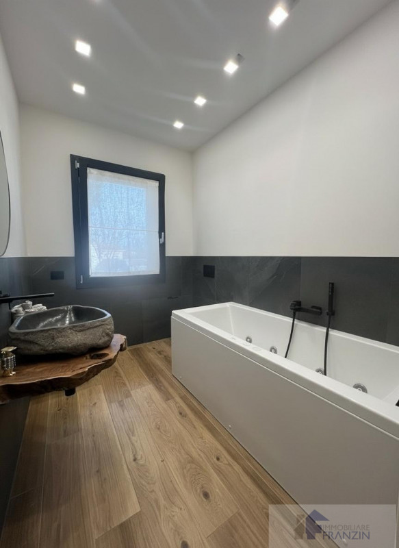 A Roncade, a pochi passi dal centro, vendiamo bellissima casa singola distribuita in un unico pia...