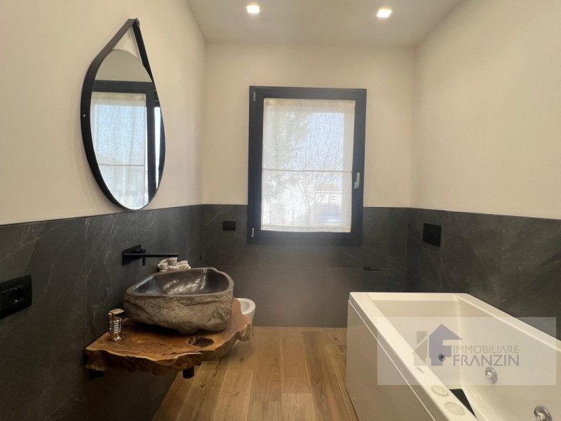 A Roncade, a pochi passi dal centro, vendiamo bellissima casa singola distribuita in un unico pia...