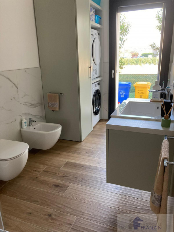 A Roncade, a pochi passi dal centro, vendiamo bellissima casa singola distribuita in un unico pia...