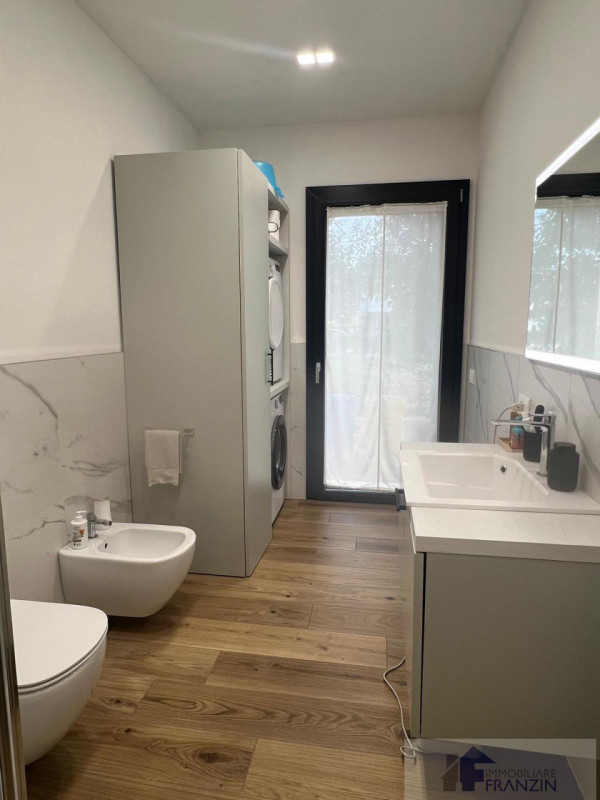 A Roncade, a pochi passi dal centro, vendiamo bellissima casa singola distribuita in un unico pia...