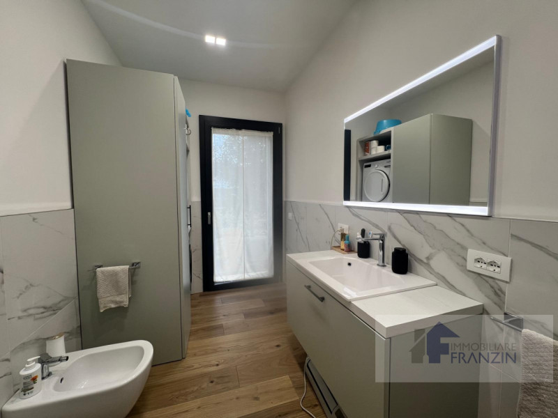 A Roncade, a pochi passi dal centro, vendiamo bellissima casa singola distribuita in un unico pia...