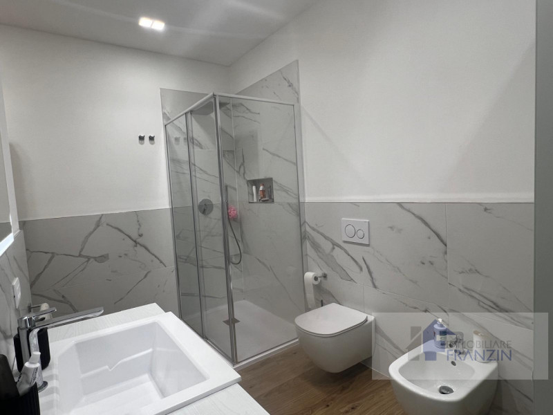 A Roncade, a pochi passi dal centro, vendiamo bellissima casa singola distribuita in un unico pia...