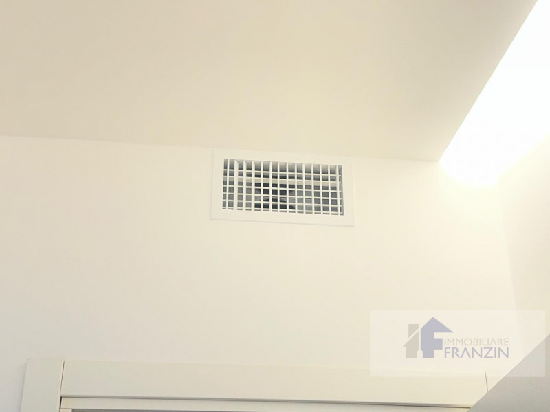 A Roncade, a pochi passi dal centro, vendiamo bellissima casa singola distribuita in un unico pia...