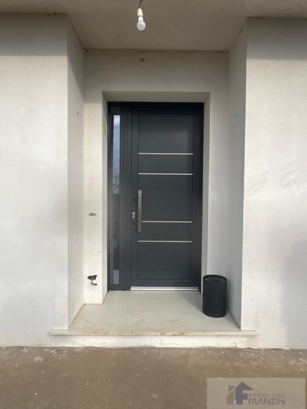 A Roncade, a pochi passi dal centro, vendiamo bellissima casa singola distribuita in un unico pia...