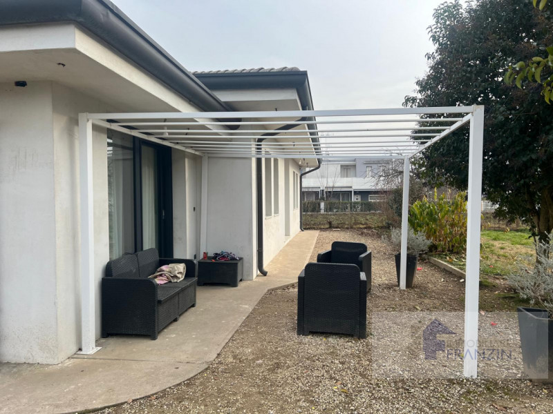 A Roncade, a pochi passi dal centro, vendiamo bellissima casa singola distribuita in un unico pia...