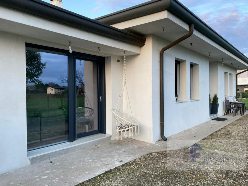 A Roncade, a pochi passi dal centro, vendiamo bellissima casa singola distribuita in un unico pia...