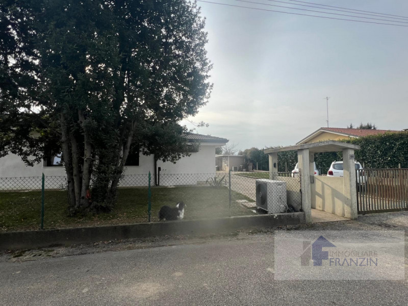 A Roncade, a pochi passi dal centro, vendiamo bellissima casa singola distribuita in un unico pia...