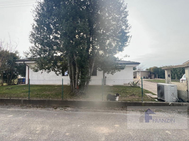 A Roncade, a pochi passi dal centro, vendiamo bellissima casa singola distribuita in un unico pia...