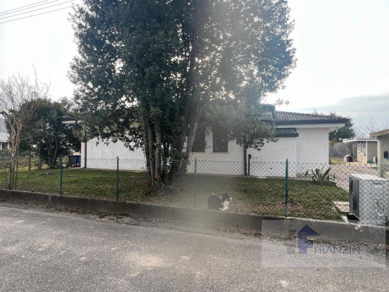 A Roncade, a pochi passi dal centro, vendiamo bellissima casa singola distribuita in un unico pia...