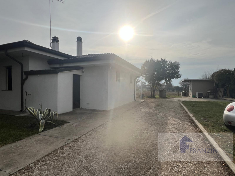 A Roncade, a pochi passi dal centro, vendiamo bellissima casa singola distribuita in un unico pia...