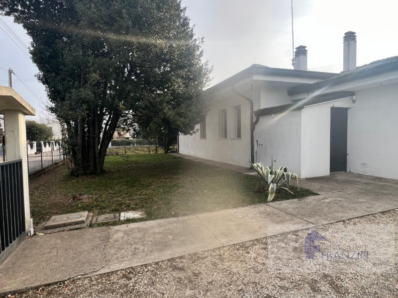 A Roncade, a pochi passi dal centro, vendiamo bellissima casa singola distribuita in un unico pia...