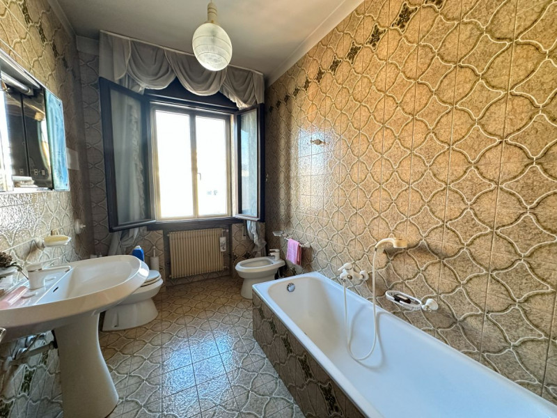 A soli 500 metri dal centro storico di Bassano del Grappa, proponiamo in esclusiva un ampio appar...