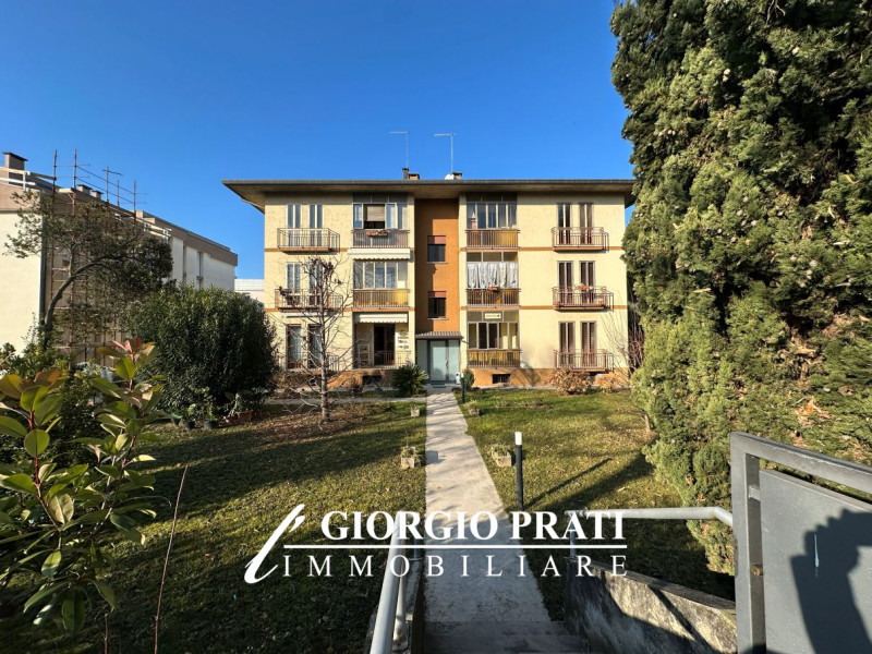 A soli 500 metri dal centro storico di Bassano del Grappa, proponiamo in esclusiva un ampio appar...