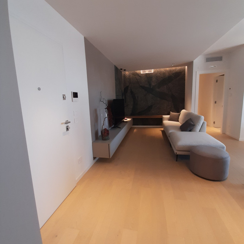 A pochi passi dalle mura storiche, proponiamo un lussuoso ATTICO con una spledida esposizione al ...