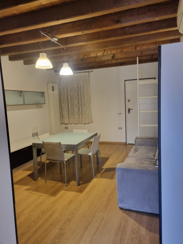 Scopri questa casetta a schiera, situata nel centro di Este. Questa porzione centrale offre un am...