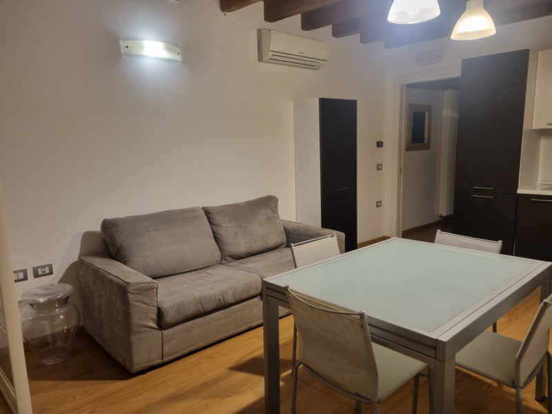 Scopri questa casetta a schiera, situata nel centro di Este. Questa porzione centrale offre un am...