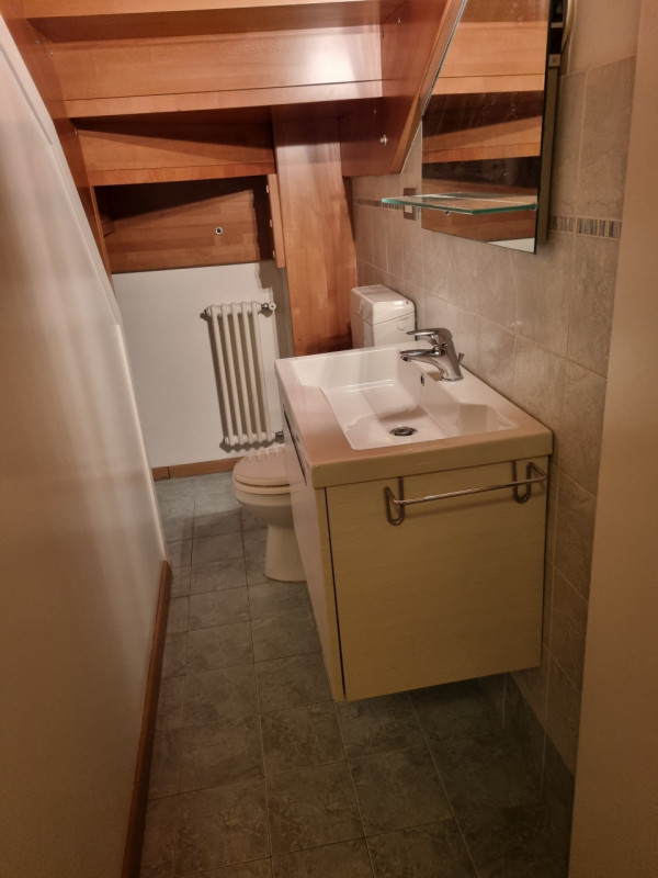 Scopri questa casetta a schiera, situata nel centro di Este. Questa porzione centrale offre un am...