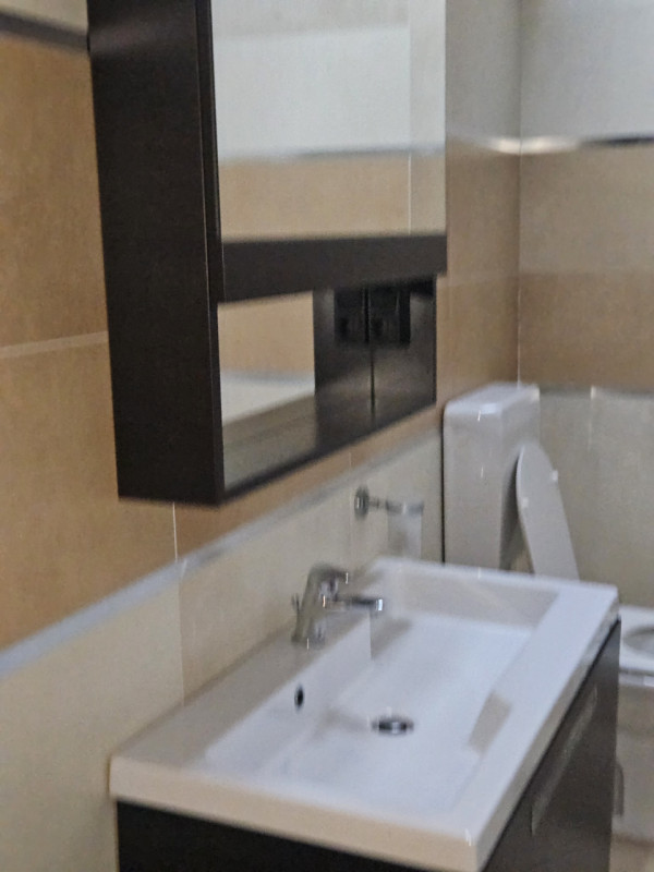 Scopri questa casetta a schiera, situata nel centro di Este. Questa porzione centrale offre un am...