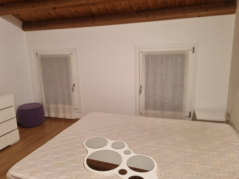 Scopri questa casetta a schiera, situata nel centro di Este. Questa porzione centrale offre un am...