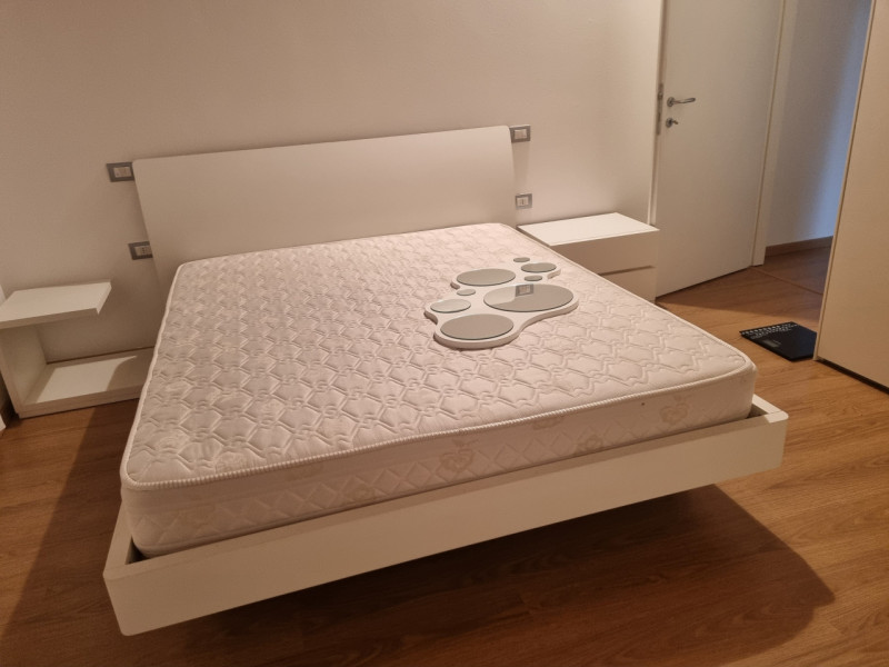 Scopri questa casetta a schiera, situata nel centro di Este. Questa porzione centrale offre un am...