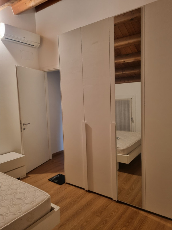 Scopri questa casetta a schiera, situata nel centro di Este. Questa porzione centrale offre un am...