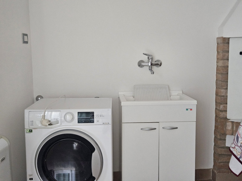 Scopri questa casetta a schiera, situata nel centro di Este. Questa porzione centrale offre un am...