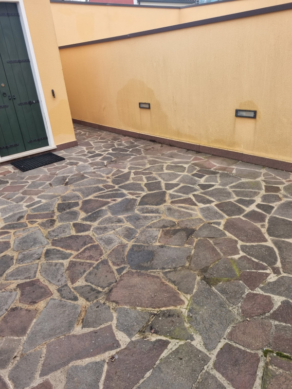 Scopri questa casetta a schiera, situata nel centro di Este. Questa porzione centrale offre un am...