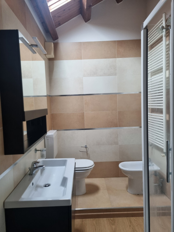 Scopri questa casetta a schiera, situata nel centro di Este. Questa porzione centrale offre un am...