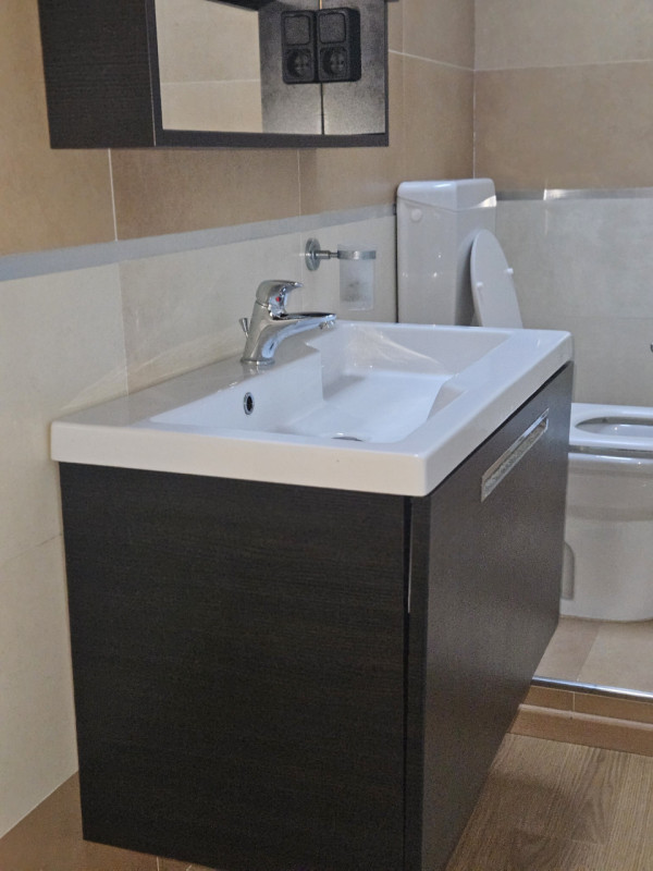 Scopri questa casetta a schiera, situata nel centro di Este. Questa porzione centrale offre un am...