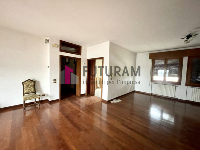 RIF: 129NM - CONSELVE (PD) - PER INFO 340 335 8378 - 0444/310220

Propongo in vendita un capannon...