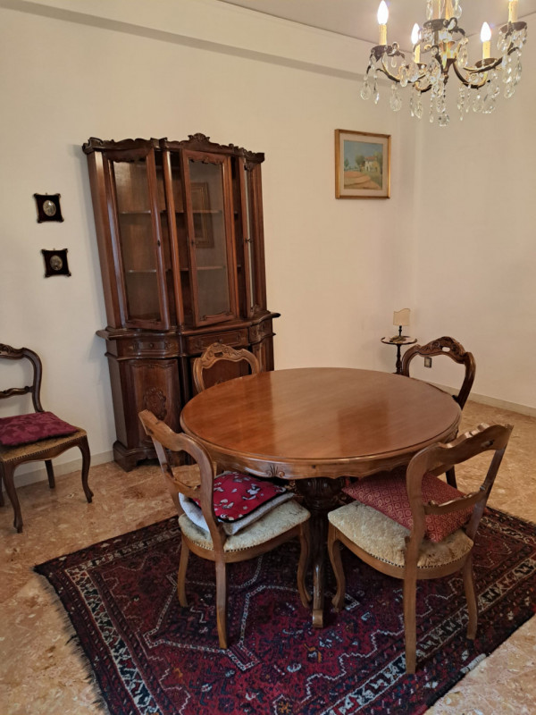 Scopri questo affascinante appartamento trilocale situato a pochi passi dal centro storico di Tre...