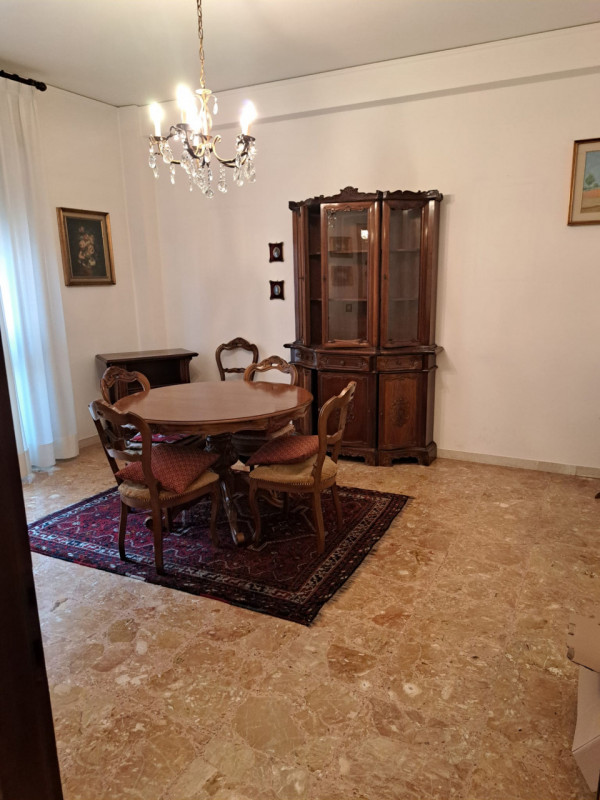 Scopri questo affascinante appartamento trilocale situato a pochi passi dal centro storico di Tre...