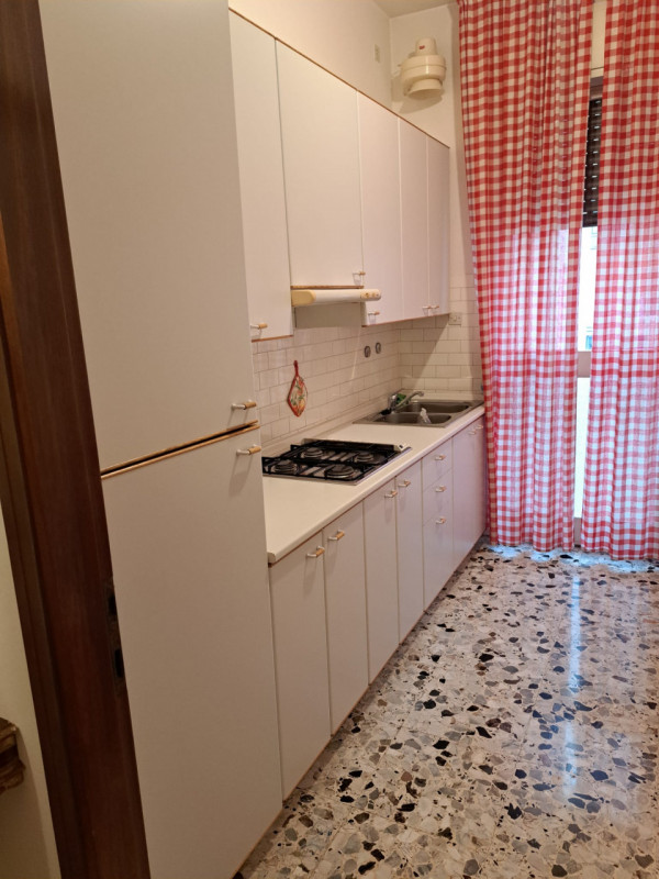 Scopri questo affascinante appartamento trilocale situato a pochi passi dal centro storico di Tre...