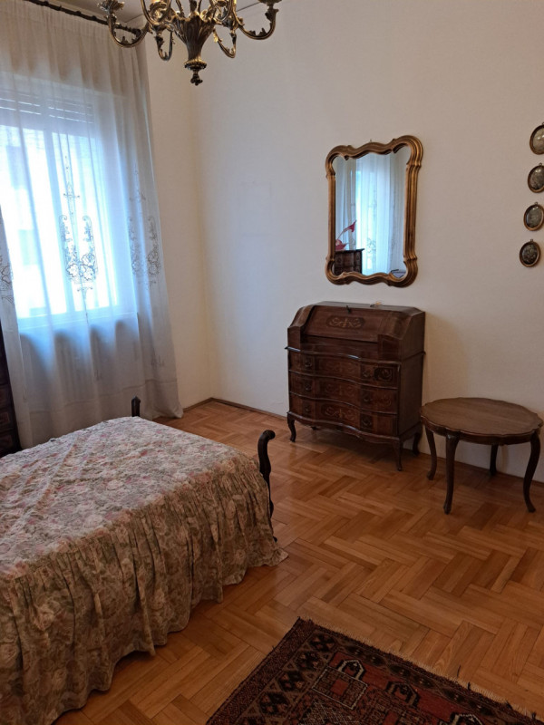 Scopri questo affascinante appartamento trilocale situato a pochi passi dal centro storico di Tre...