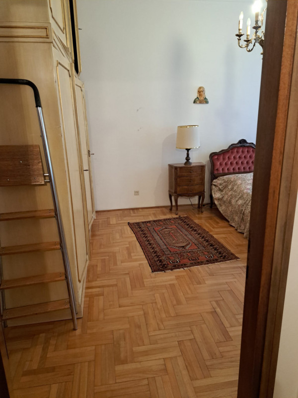 Scopri questo affascinante appartamento trilocale situato a pochi passi dal centro storico di Tre...