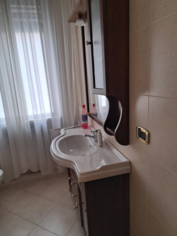 Scopri questo affascinante appartamento trilocale situato a pochi passi dal centro storico di Tre...