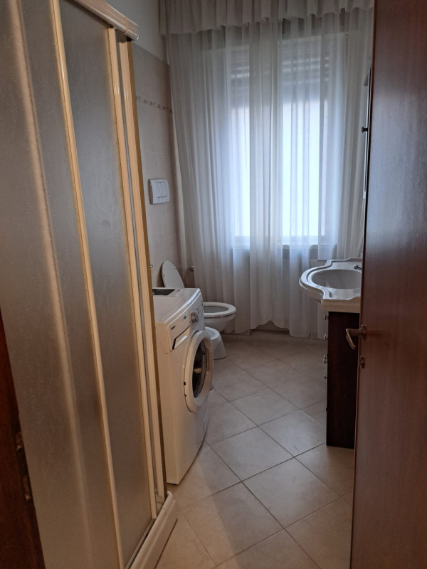 Scopri questo affascinante appartamento trilocale situato a pochi passi dal centro storico di Tre...