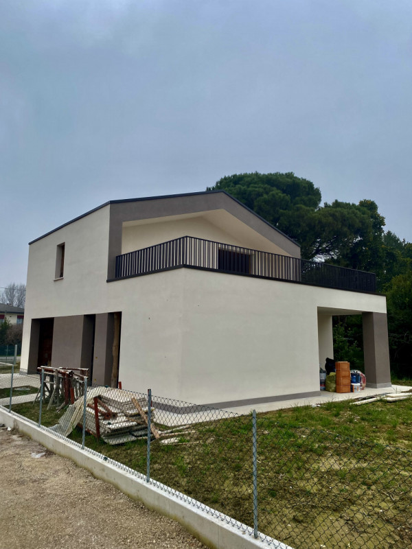 Ci troviamo a Camposampiero per la precisione a rustega in una posizione centrale e comoda a tutt...