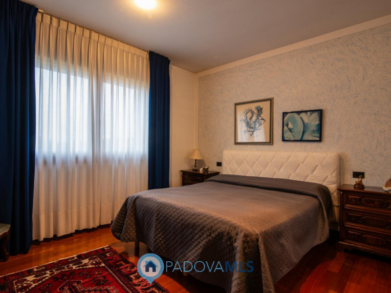 VILLA SINGOLA IN PERFETTE CONDIZIONI DIVISIBILE IN 2 UNITA' CON AMPIO GIARDINO

Immobile in esclu...