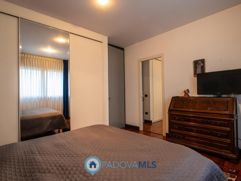 VILLA SINGOLA IN PERFETTE CONDIZIONI DIVISIBILE IN 2 UNITA' CON AMPIO GIARDINO

Immobile in esclu...