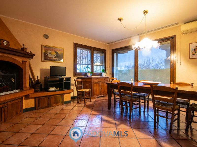 VILLA SINGOLA IN PERFETTE CONDIZIONI DIVISIBILE IN 2 UNITA' CON AMPIO GIARDINO

Immobile in esclu...