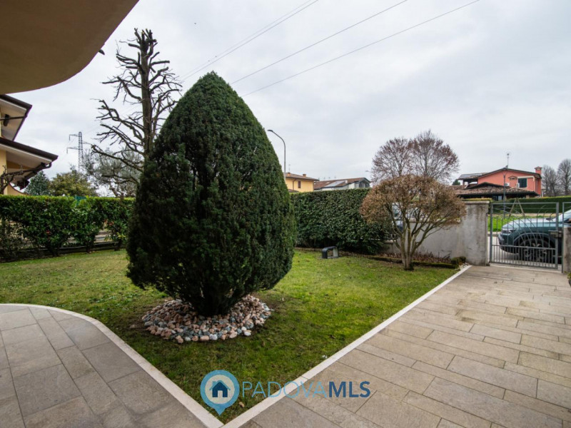 VILLA SINGOLA IN PERFETTE CONDIZIONI DIVISIBILE IN 2 UNITA' CON AMPIO GIARDINO

Immobile in esclu...