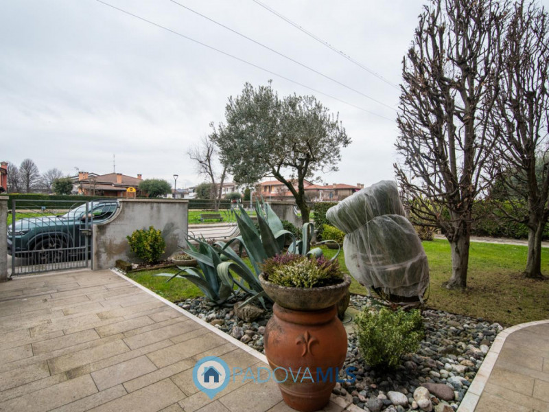 VILLA SINGOLA IN PERFETTE CONDIZIONI DIVISIBILE IN 2 UNITA' CON AMPIO GIARDINO

Immobile in esclu...