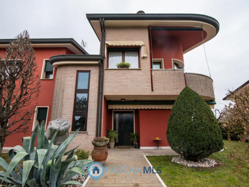 VILLA SINGOLA IN PERFETTE CONDIZIONI DIVISIBILE IN 2 UNITA' CON AMPIO GIARDINO

Immobile in esclu...