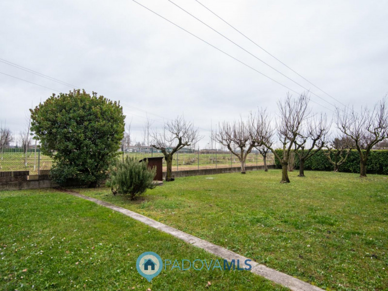 VILLA SINGOLA IN PERFETTE CONDIZIONI DIVISIBILE IN 2 UNITA' CON AMPIO GIARDINO

Immobile in esclu...