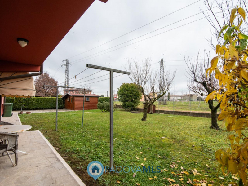 VILLA SINGOLA IN PERFETTE CONDIZIONI DIVISIBILE IN 2 UNITA' CON AMPIO GIARDINO

Immobile in esclu...