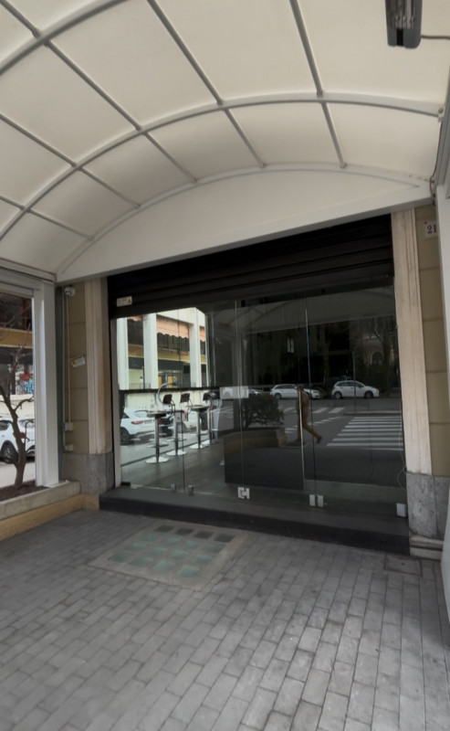 Proponiamo in affitto un’attività commerciale ad uso bar situata nel cuore di Vittorio Veneto, pr...