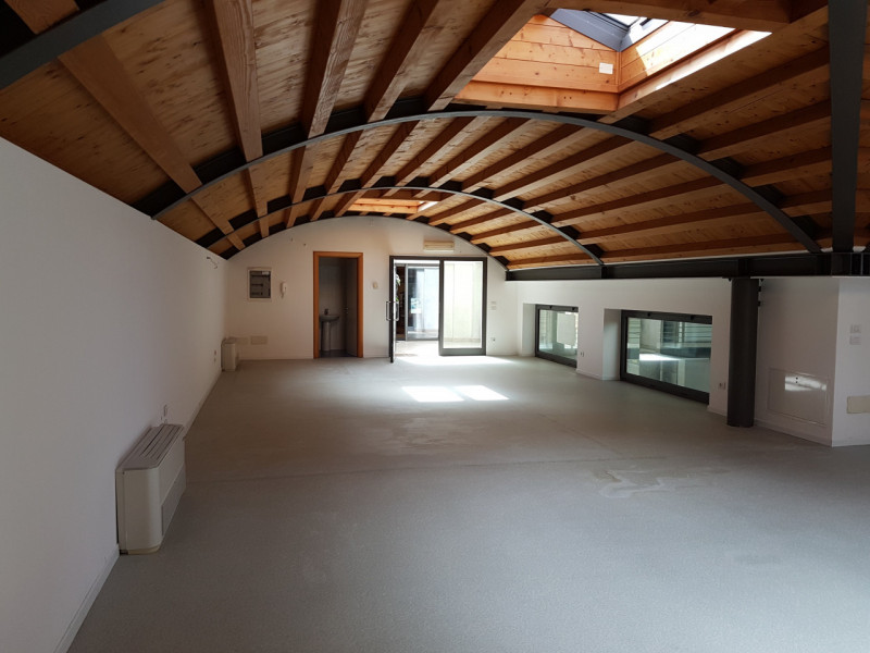 Nel pieno centro di Vittorio Veneto, proponiamo in affitto un ampio e luminoso locale commerciale...